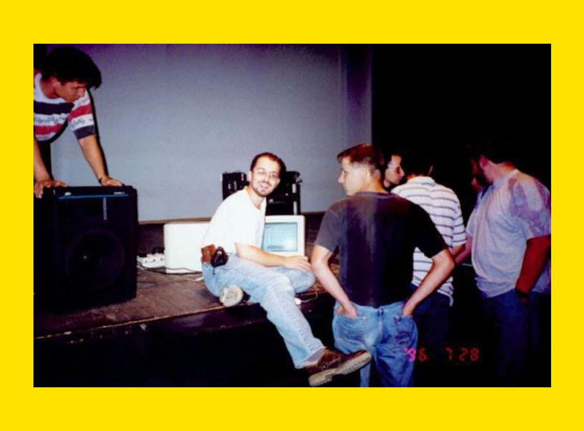 Szintén 1996 július 28. A Codex szerepjáték bejelentése után Buttinger "Kis Mészáros" Gergely bemutatót tart a játékhoz készült aláfestő zenei albumából melynek címe "Fanfár a hősökért" volt. A képen épp a hangtechnikai előkészületek folynak.